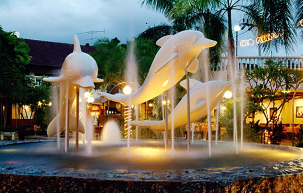 Thara Patong Beach Resort & Spa Exteriör bild